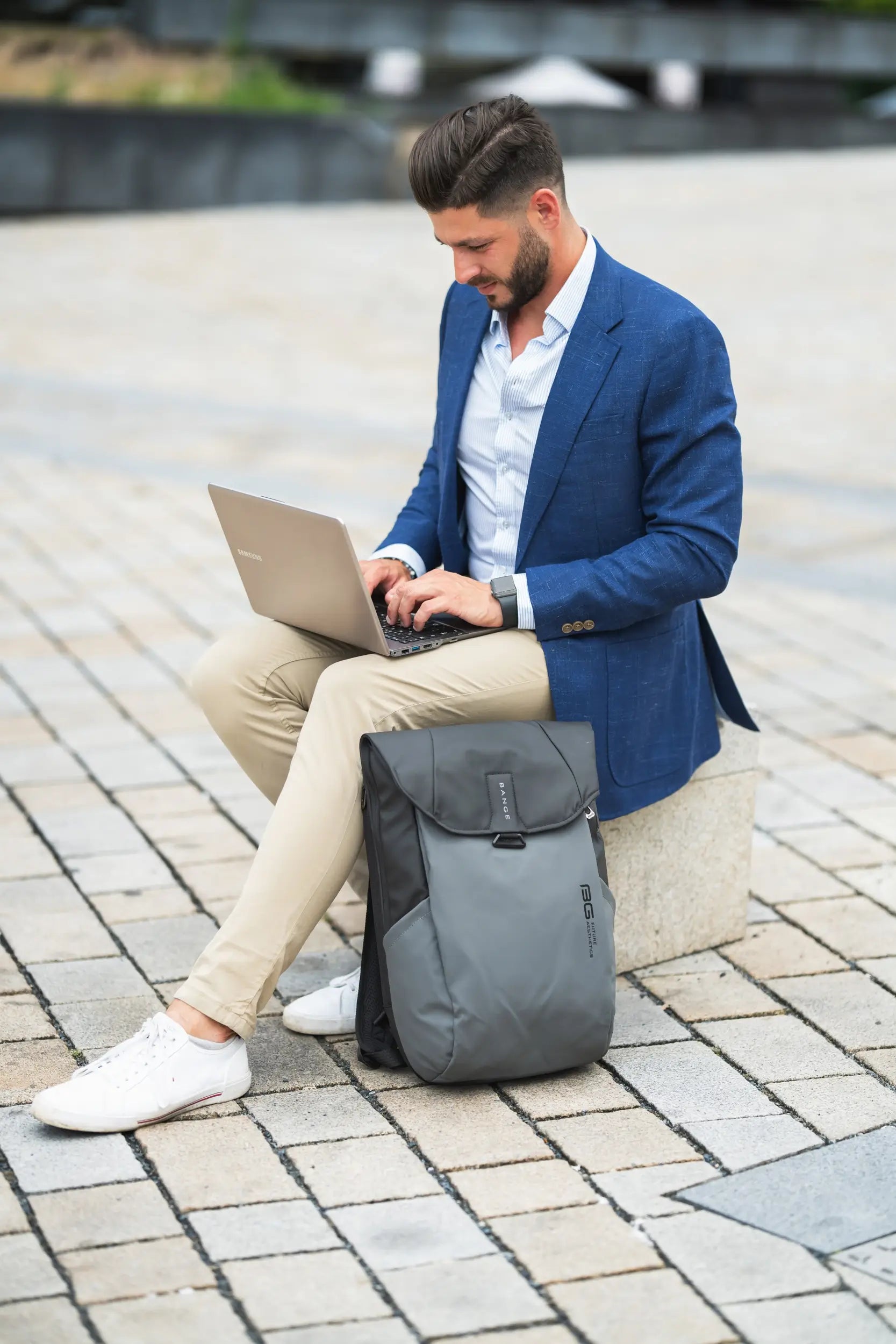 Laptoprucksack SX mit Umschlag für noch mehr Volumen. Absolut sicher dank doppelten Verschluss. Gib Diebstahl keine Chance!